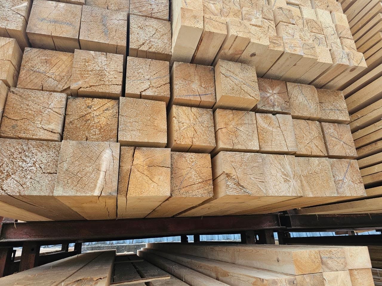 Брус 200*200*6000 мм. обрезной хвоя 1 сорт